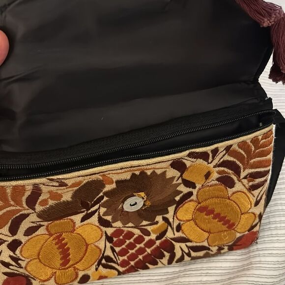 Floral Embroidered tapestry Crossbody Bag - Picture 6 of 7